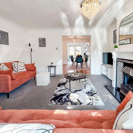 Raygill Lt 4 Bedroom House By Furnished - Private Parking - Perfect For Families & Contractors * Лидс