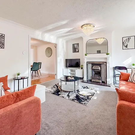 Raygill Lt 4 Bedroom House By Furnished - Private Parking - Perfect For Families & Contractors Leeds (West Yorkshire)