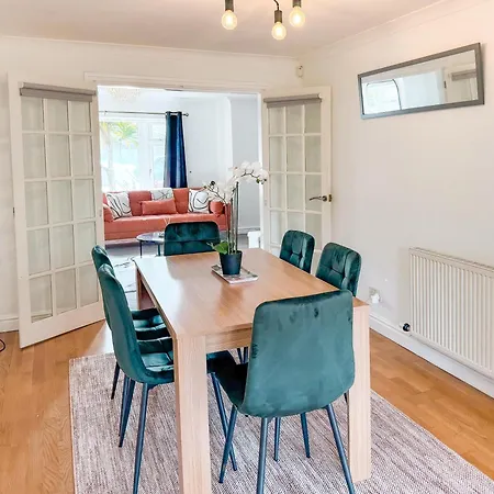 Raygill Lt 4 Bedroom House By Furnished - Private Parking - Perfect For Families & Contractors Hébergement de vacances