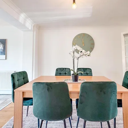 Дом отдыха Raygill Lt 4 Bedroom House By Furnished - Private Parking - Perfect For Families & Contractors