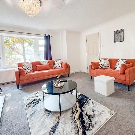 Дом отдыха Raygill Lt 4 Bedroom House By Furnished - Private Parking - Perfect For Families & Contractors Лидс