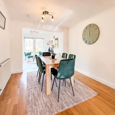 Raygill Lt 4 Bedroom House By Furnished - Private Parking - Perfect For Families & Contractors * Лидс