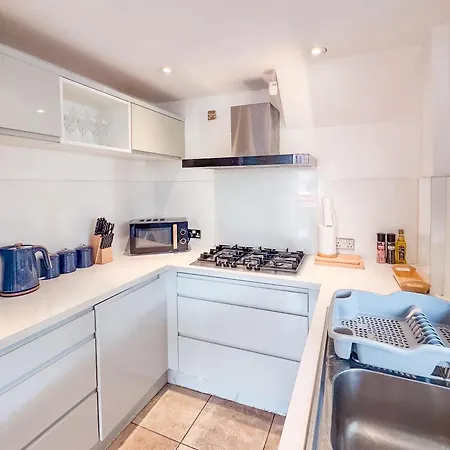 Raygill Lt 4 Bedroom House By Furnished - Private Parking - Perfect For Families & Contractors