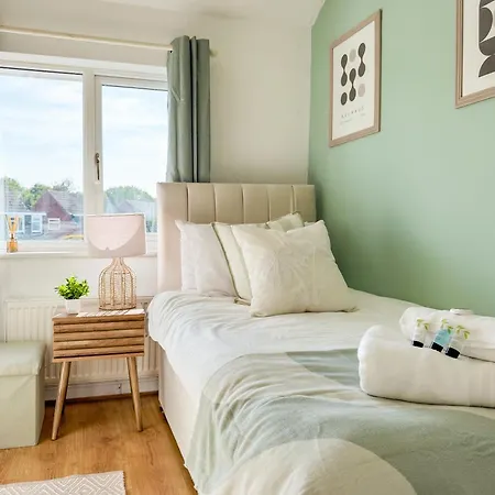 Raygill Lt 4 Bedroom House By Furnished - Private Parking - Perfect For Families & Contractors Дом отдыха Лидс