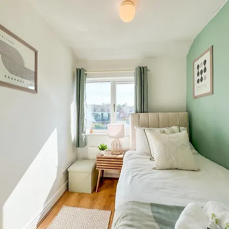 Raygill Lt 4 Bedroom House By Furnished - Private Parking - Perfect For Families & Contractors Лидс