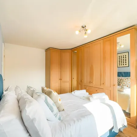 Raygill Lt 4 Bedroom House By Furnished - Private Parking - Perfect For Families & Contractors * Лидс