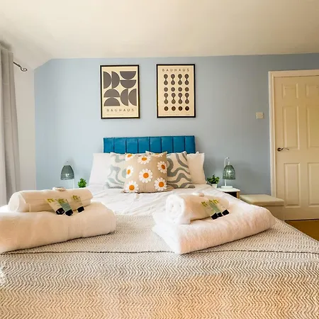 Raygill Lt 4 Bedroom House By Furnished - Private Parking - Perfect For Families & Contractors Hébergement de vacances