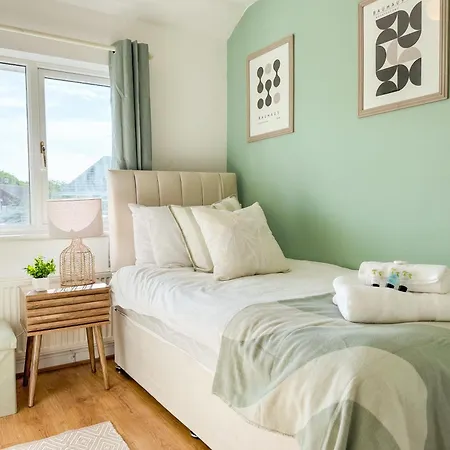 Дом отдыха Raygill Lt 4 Bedroom House By Furnished - Private Parking - Perfect For Families & Contractors