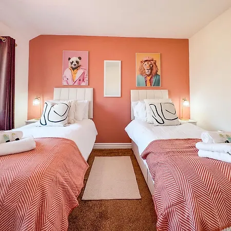 Дом отдыха Raygill Lt 4 Bedroom House By Furnished - Private Parking - Perfect For Families & Contractors *