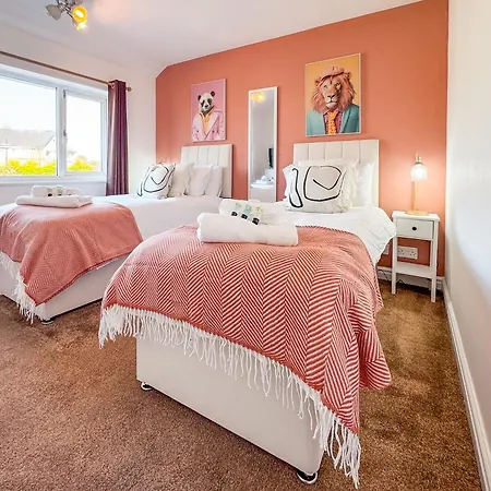 Raygill Lt 4 Bedroom House By Furnished - Private Parking - Perfect For Families & Contractors Лидс