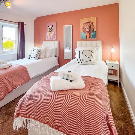 Raygill Lt 4 Bedroom House By Furnished - Private Parking - Perfect For Families & Contractors Дом отдыха Лидс