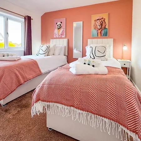 Raygill Lt 4 Bedroom House By Furnished - Private Parking - Perfect For Families & Contractors Лидс