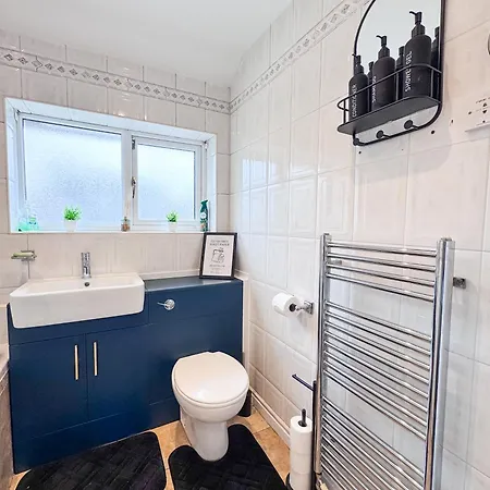 Raygill Lt 4 Bedroom House By Furnished - Private Parking - Perfect For Families & Contractors Leeds (West Yorkshire)