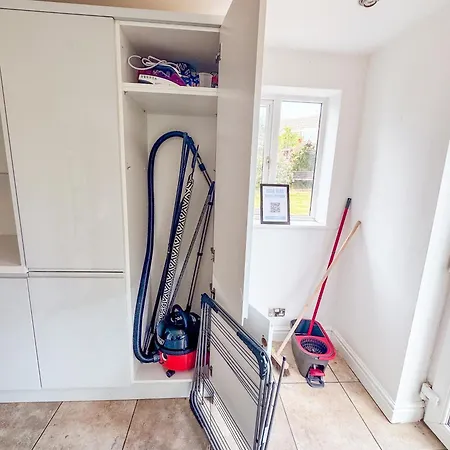 Raygill Lt 4 Bedroom House By Furnished - Private Parking - Perfect For Families & Contractors Leeds (West Yorkshire)