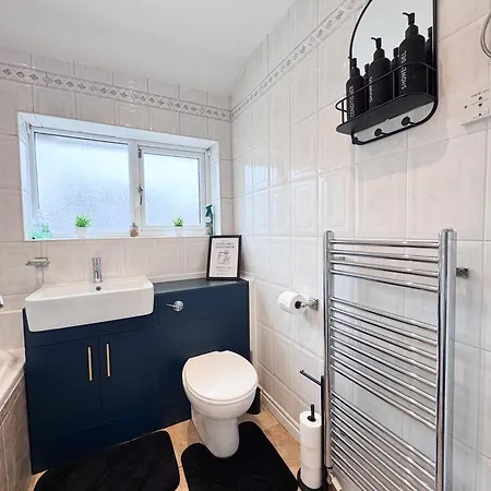 Raygill Lt 4 Bedroom House By Furnished - Private Parking - Perfect For Families & Contractors * Leeds (West Yorkshire)