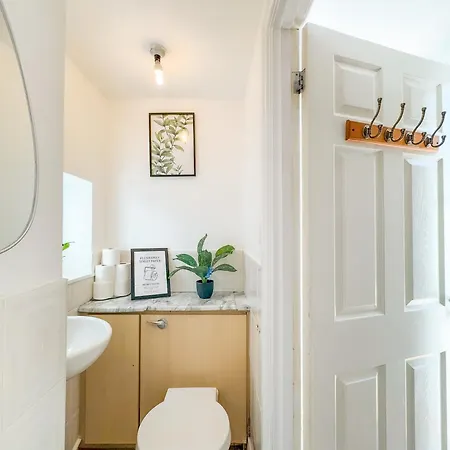 Raygill Lt 4 Bedroom House By Furnished - Private Parking - Perfect For Families & Contractors Holiday home Leeds (West Yorkshire)