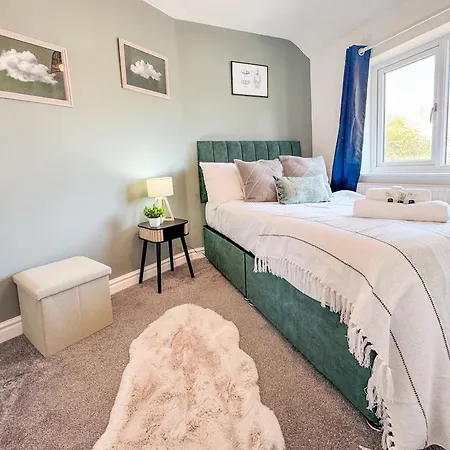 Raygill Lt 4 Bedroom House By Furnished - Private Parking - Perfect For Families & Contractors * Лидс