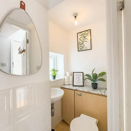 Raygill Lt 4 Bedroom House By Furnished - Private Parking - Perfect For Families & Contractors Holiday home *