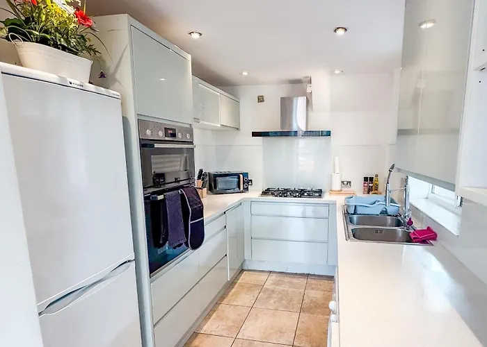 Raygill Lt 4 Bedroom House By Furnished - Private Parking - Perfect For Families & Contractors *