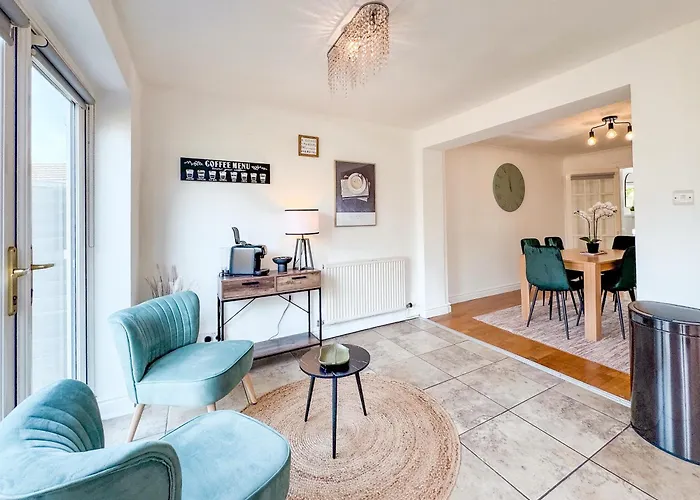 Raygill Lt 4 Bedroom House By Furnished - Private Parking - Perfect For Families & Contractors * Лідс