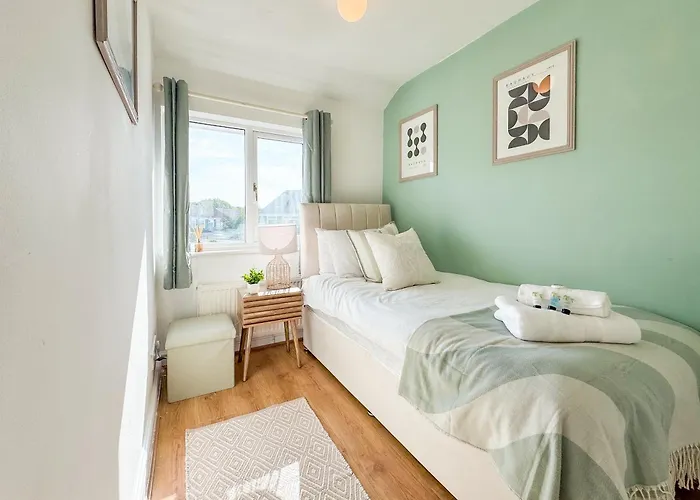 Raygill Lt 4 Bedroom House By Furnished - Private Parking - Perfect For Families & Contractors