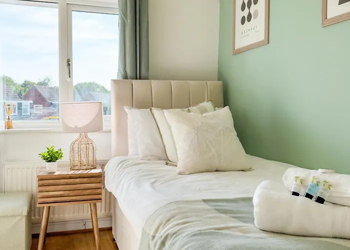 Raygill Lt 4 Bedroom House By Furnished - Private Parking - Perfect For Families & Contractors Будинок відпочинку Лідс