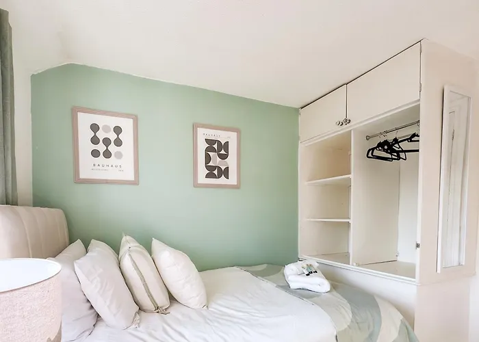 Будинок відпочинку Raygill Lt 4 Bedroom House By Furnished - Private Parking - Perfect For Families & Contractors