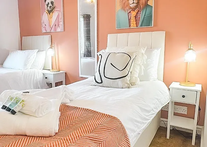 Будинок відпочинку Raygill Lt 4 Bedroom House By Furnished - Private Parking - Perfect For Families & Contractors *