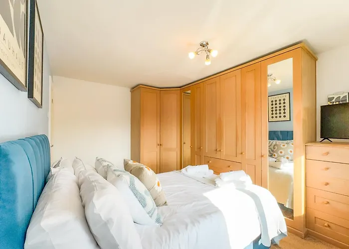 Raygill Lt 4 Bedroom House By Furnished - Private Parking - Perfect For Families & Contractors * Лідс