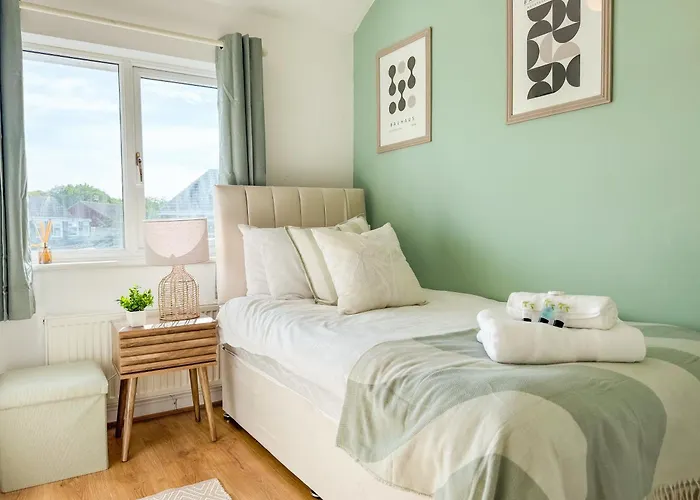 Будинок відпочинку Raygill Lt 4 Bedroom House By Furnished - Private Parking - Perfect For Families & Contractors