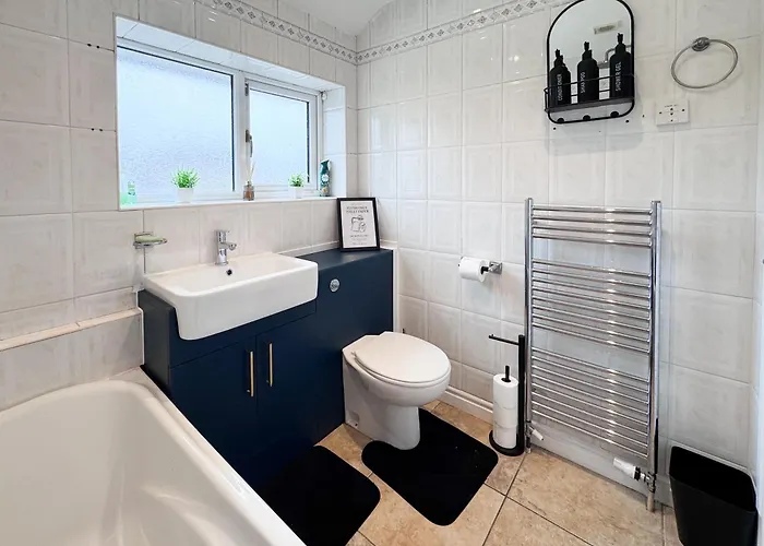 Raygill Lt 4 Bedroom House By Furnished - Private Parking - Perfect For Families & Contractors Будинок відпочинку Лідс