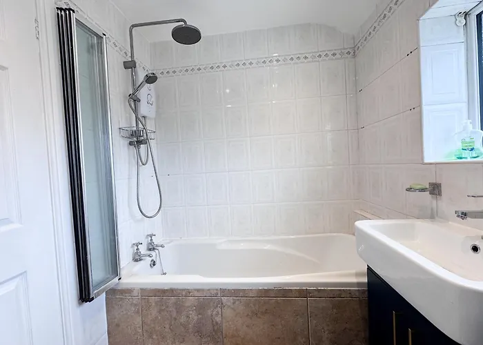 Будинок відпочинку Raygill Lt 4 Bedroom House By Furnished - Private Parking - Perfect For Families & Contractors *