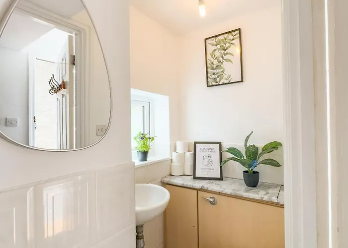 Raygill Lt 4 Bedroom House By Furnished - Private Parking - Perfect For Families & Contractors Будинок відпочинку *