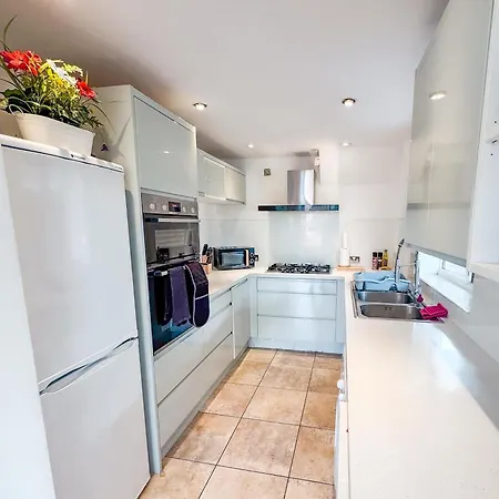 Raygill Lt 4 Bedroom House By Furnished - Private Parking - Perfect For Families & Contractors *