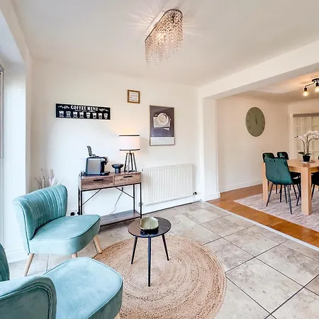 Raygill Lt 4 Bedroom House By Furnished - Private Parking - Perfect For Families & Contractors * Leeds