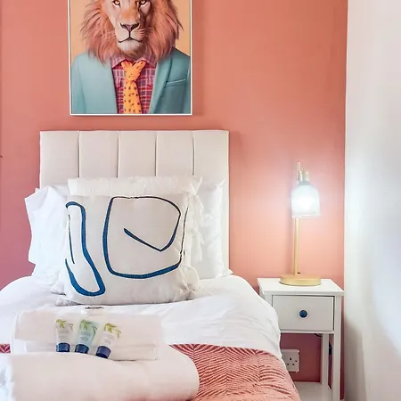 Raygill Lt 4 Bedroom House By Furnished - Private Parking - Perfect For Families & Contractors * Leeds