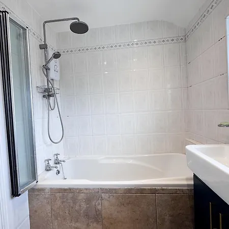 Nyaraló Raygill Lt 4 Bedroom House By Furnished - Private Parking - Perfect For Families & Contractors *