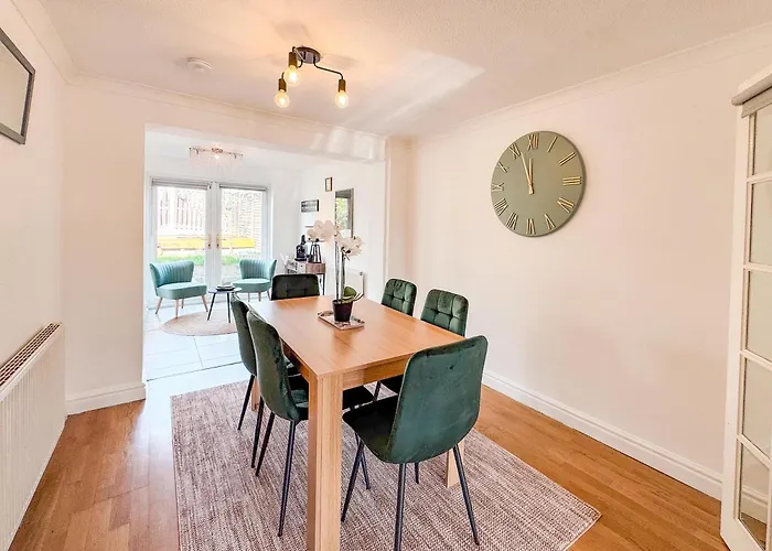 Holiday home Raygill Lt 4 Bedroom House By Furnished - Private Parking - Perfect For Families & Contractors Leeds (West Yorkshire)