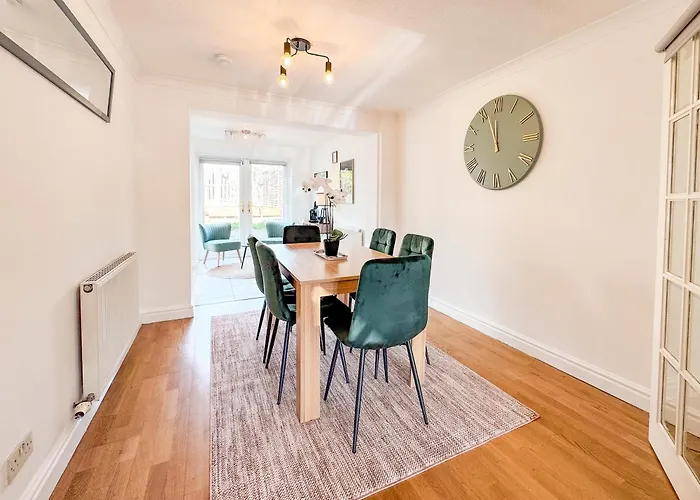 Raygill Lt 4 Bedroom House By Furnished - Private Parking - Perfect For Families & Contractors * Leeds (West Yorkshire)