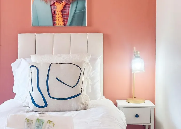 Raygill Lt 4 Bedroom House By Furnished - Private Parking - Perfect For Families & Contractors * Leeds (West Yorkshire)