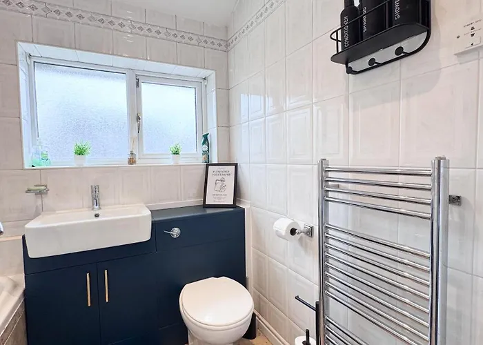 Raygill Lt 4 Bedroom House By Furnished - Private Parking - Perfect For Families & Contractors * Leeds (West Yorkshire)