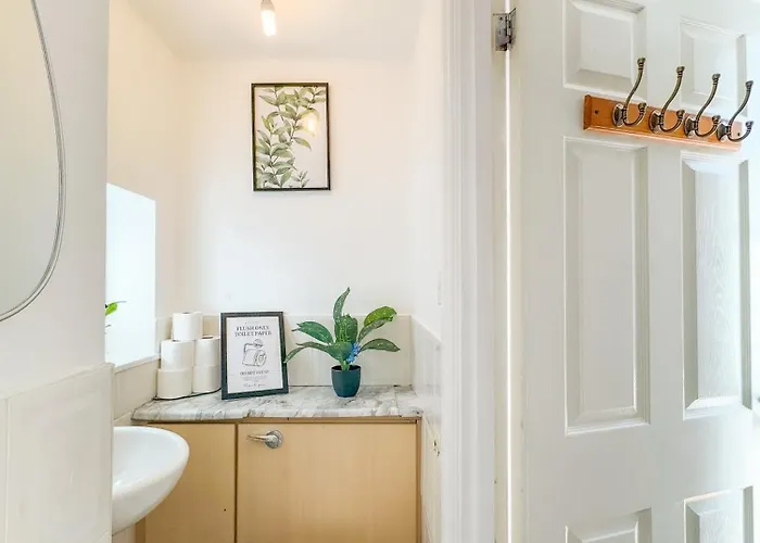 Raygill Lt 4 Bedroom House By Furnished - Private Parking - Perfect For Families & Contractors Holiday home Leeds (West Yorkshire)