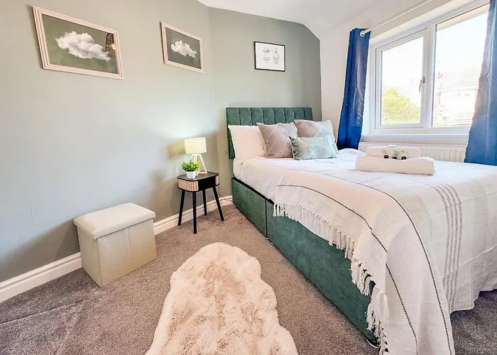 Raygill Lt 4 Bedroom House By Furnished - Private Parking - Perfect For Families & Contractors * Leeds (West Yorkshire)